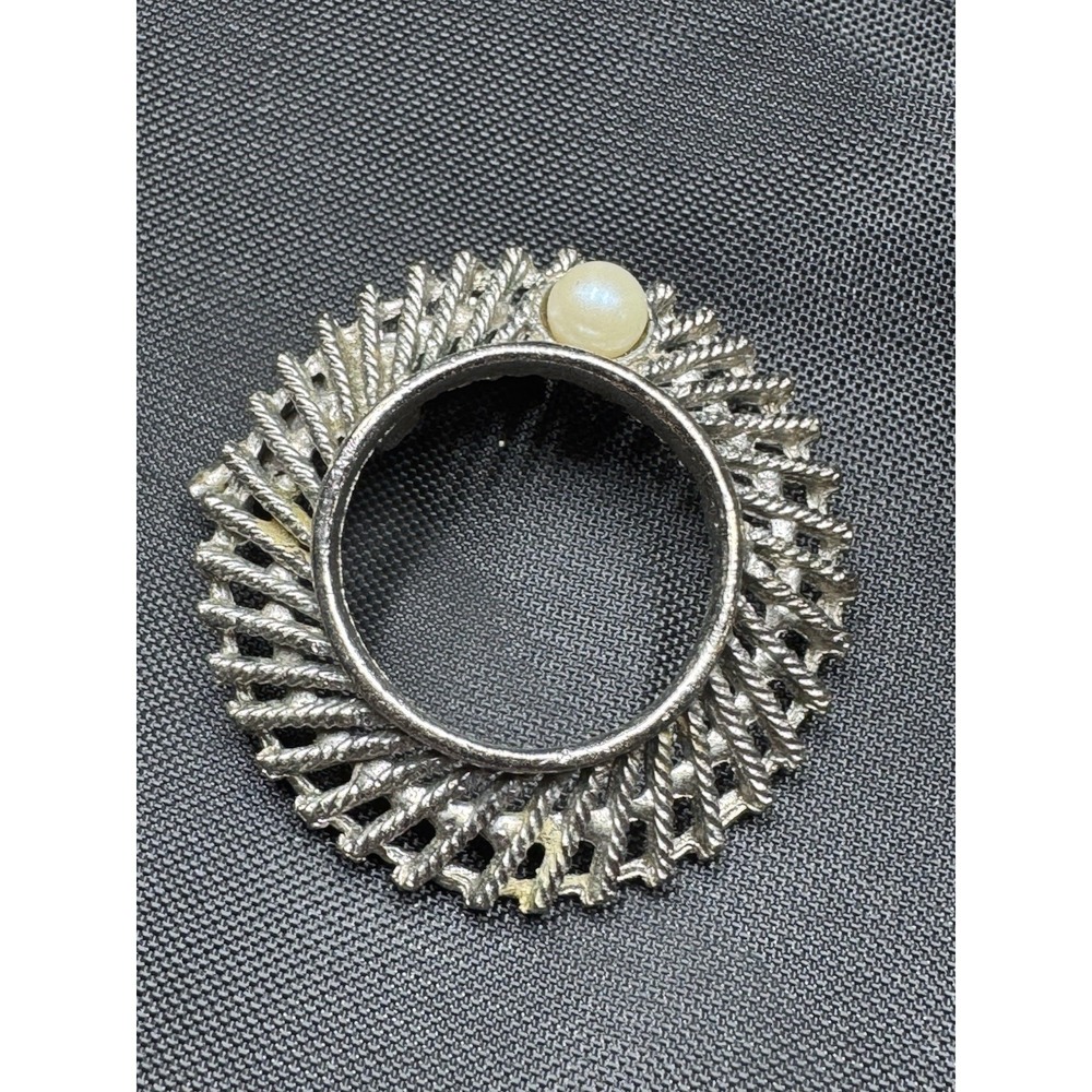 Vintage Silver-tone Ridged Wreath Circle Brooch Pin Sinngle Faux Pearl 1.25"
